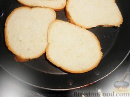 Бутерброды со шпротами и крабовыми палочками: Затем их необходимо подсушить на разогретой сковороде с небольшим количеством растительного масла.