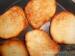 Бутерброды со шпротами и крабовыми палочками: Жарить на небольшом огне, чтобы внутри тосты оставались мягкими.