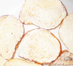 Бутерброды со шпротами и крабовыми палочками: Намазать небольшим количеством майонеза румяные хлебные ломтики.