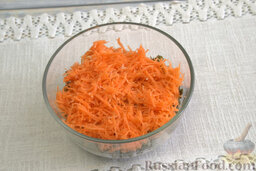 Салат "Морской" с мидиями: Измельчаем оранжевый овощ и выкладываем на тарелку, покрываем его соусом.