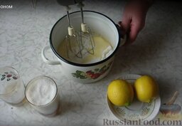 Рулет лимонный: Для приготовления теста смешиваем 2 яйца, 1 стакан муки,  1 банку сгущенного молока, добавляем 1/2 ч.л. соды и тщательно все перемешиваем.