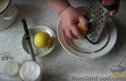 Рулет лимонный: Для приготовления начинки натрем на терке 2 лимона.
