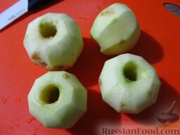 Заливной яблочный пирог: Яблоки почистите и удалите серединку.