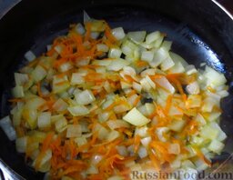 Жаркое с кнедлями: Лук и морковь обжарьте до мягкости на растительном масле.