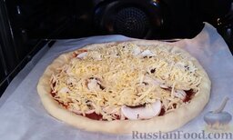 Домашняя пицца с сырными бортиками: Ставим пиццу в разогретую до 180 градусов духовку и выпекаем до готовности (примерно 25-30 мин).