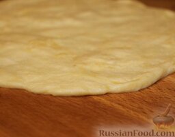 Пот-пай (пирог) с мясом и картошкой: Берем 2-ю часть теста, разрезаем пополам. Одну часть раскатываем в круг по диаметру формы.