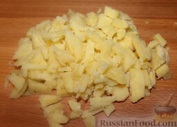 Пот-пай (пирог) с мясом и картошкой: Картошку отвариваем, режем мелкими кубиками, солим.