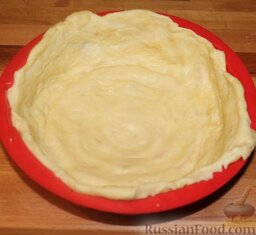 Пот-пай (пирог) с мясом и картошкой: Одну часть тонко раскатываем и выкладываем в форму, предварительно смазанную маргарином.