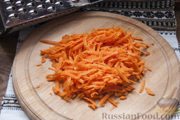 Лаваш с курицей: Почистив морковь, потрите её на тёрке.