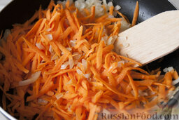 Лаваш с курицей: Затем к луку добавьте морковь. Потушите несколько минут.