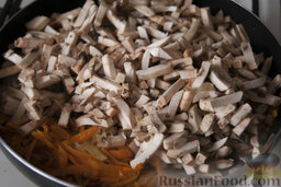 Лаваш с курицей: Забросьте грибы. Накройте сотейник крышкой. Пусть овощи томятся минут 5.