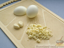 Салат-закуска из редиса с оливками, под соусом Сальса верде: Отварить яйца, остудить, очистить, отделить желтки от белков.