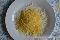 Канапе с красной икрой и сырным салатом: Натираем сыр на средней тёрке.