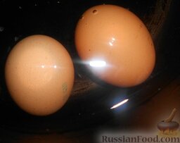 Салат с пекинской капустой и крабовыми палочками: Яйца отварить в кипящей воде в течение 10 минут. Как только они будут готовы, слить горячую воду и залить холодной, чтобы было легче снять скорлупу.