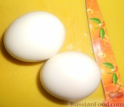 Салат с пекинской капустой и крабовыми палочками: Очистить от скорлупы яйца.
