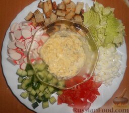Салат с пекинской капустой и крабовыми палочками: Ингредиенты для салата готовы, осталось лишь собрать их воедино :)