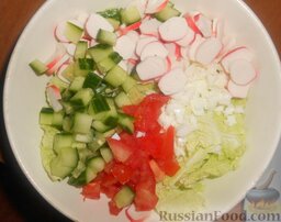 Салат с пекинской капустой и крабовыми палочками: Взять глубокую емкость и смешать овощи, крабовые палочки и яйца.