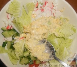 Салат с пекинской капустой и крабовыми палочками: Добавить салатную заправку.