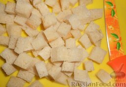 Салат с пекинской капустой и крабовыми палочками: Нарезать кубиками хлебные ломтики.