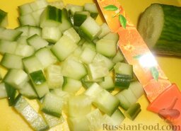 Салат с пекинской капустой и крабовыми палочками: Затем кубиками нарезать огурец.