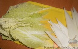 Салат с пекинской капустой и крабовыми палочками: Отрезать грубую часть капусты.