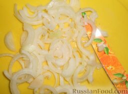 Салат из редьки с капустой и грейпфрутом: Нарезать лук полукольцами.