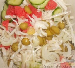 Салат из редьки с капустой и грейпфрутом: Поместить все продукты (кроме помидор) в глубокую миску.