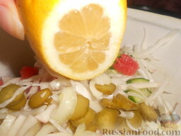 Салат из редьки с капустой и грейпфрутом: Заправить салат соком лимона.