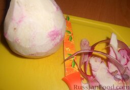 Салат из редьки с капустой и грейпфрутом: Очистить редьку.