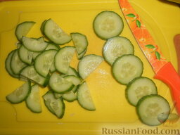 Салат из редьки с капустой и грейпфрутом: Нарезать свежий огурец.