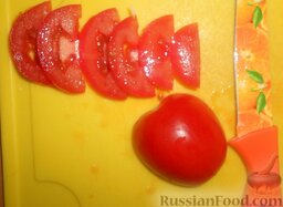 Салат из редьки с капустой и грейпфрутом: Помидор нарезать дольками.