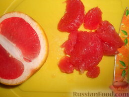 Салат из редьки с капустой и грейпфрутом: Очистить грейпфрут от кожуры, разделить на дольки, удалить перегородки, чтобы убрать горечь. В таком виде грейпфрут намного вкуснее.