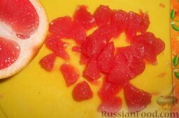 Салат из редьки с капустой и грейпфрутом: Порезать цитрус на крупные кусочки.