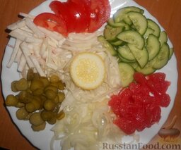 Салат из редьки с капустой и грейпфрутом: Теперь осталась самая малость!:) Соединить все ингредиенты и красиво подать салат!:)