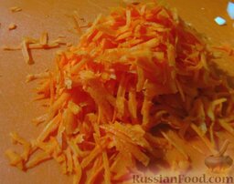 Сырный суп с курицей, сосисками и рисом: Морковь потрите на терке.