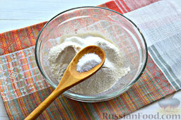 Печенье с кизилом: Добавляем к ней щепотку соли и столько же разрыхлителя.