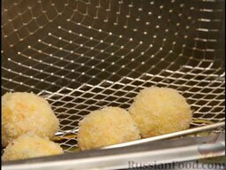 Крабовые шарики: Разогреть масло (лучше во фритюрнице, но можно и в глубокой кастрюле). Подготовленные шарики сложить в сетку и опустить в масло.