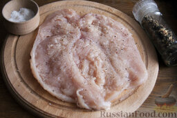 Рулет куриный: Присолите, посыпьте свежемолотым перцем и сушеным чесноком обе стороны отбитого пласта.