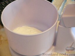 Сметанный крем с вареной сгущенкой, для торта: В чашу миксера выложите сметану и сгущёнку,