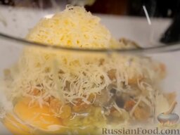 Баклажаны, фаршированные свежей рикоттой: Добавляем яйцо и изюм, натираем сыр на мелкой терке, вымешиваем.