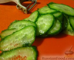 Канапе с овощами: Огурцы также порежьте тонкими кружочками.