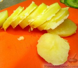 Канапе с овощами: Картофель почистите и порежьте кружочками.  Красный лук порежьте кольцами.
