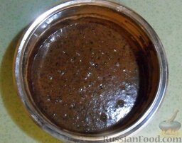 Кофейное печенье с кусочками шоколада: Добавить яйца. В смесь добавить сахар, порошок какао, разрыхлитель, соль, кофе, растворённый в ложке воды, перемешать.