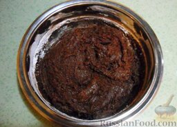 Кофейное печенье с кусочками шоколада: Всыпать муку, замесить липкое, не жидкое тесто. 