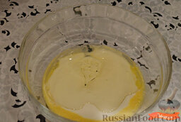 Арабский манник "Басбуса": Взбить яйцо вилкой.  Влить кефир, масло растительное, смешать венчиком.