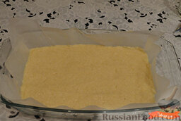 Арабский манник "Басбуса": Смазать форму маслом, выложить равномерно тесто.   Выпекать в заранее разогретой до 180 градусов духовке около 30-40 минут. Готовность проверяем деревянной шпажкой.