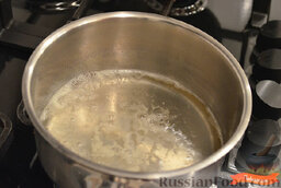 Арабский манник "Басбуса": Пока печется басбуса, варим сироп. Для этого налить в сотейник 100 мл воды, добавить сахар и сок лимона. Довести до кипения и варить на маленьком огне около 2 минут. Выключить огонь и оставить до выпекания пирога.