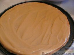 Торт из готовых бисквитных коржей: Выкладываем первый корж на широкую тарелку. Промазываем получившимся кремом.