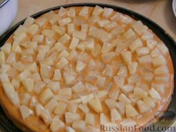 Торт из готовых бисквитных коржей: Выкладываем консервированные ананасы по всей поверхности.