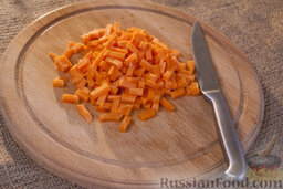 Крем-суп с сельдереем: Очистив тонкую кожицу с моркови, измельчите её брусочками.